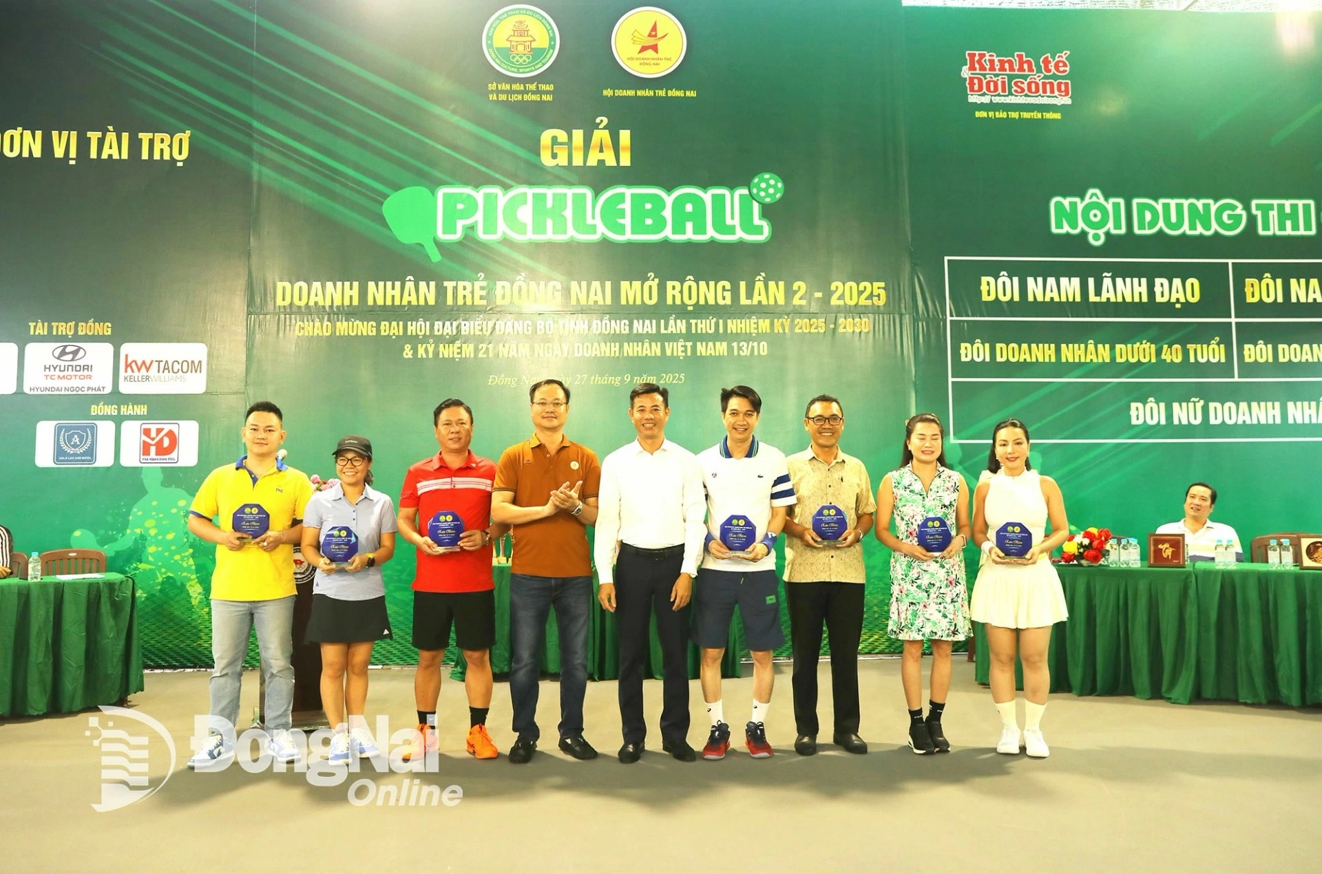 The organizers thank the sponsors of the tournament. Photo: Huy Anh