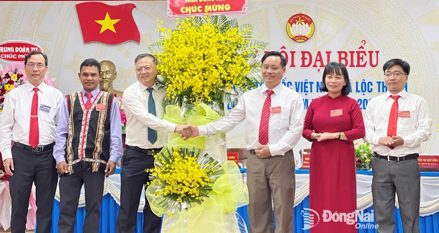 Nguyen Tan Phu, Vice Chairman of the VFF Committee of Dong Nai Province, presents flowers to congratulate the 1st VFF Congress of Loc Thanh commune for the 2025-2030 term. Photo: Thanh Tuyen