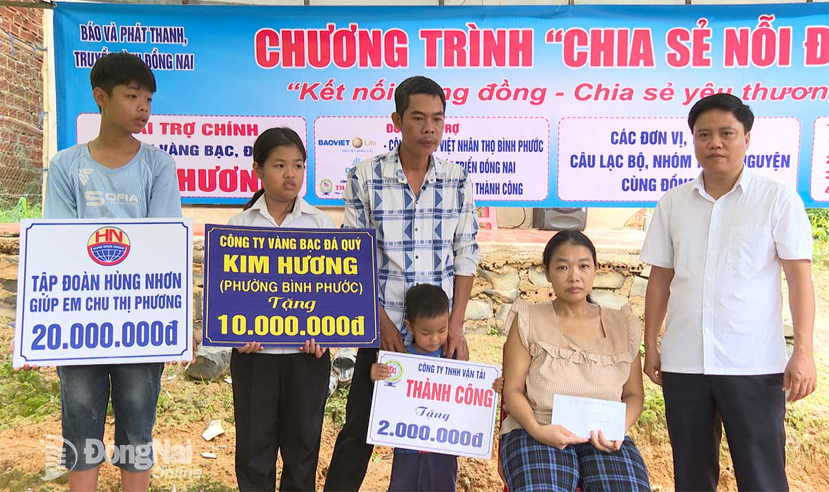 Đại diện lãnh đạo xã Đồng Tâm (tỉnh Đồng Nai) thăm hỏi, động viên và trao hỗ trợ gia đình chị Phương. Ảnh: Phú Quý
