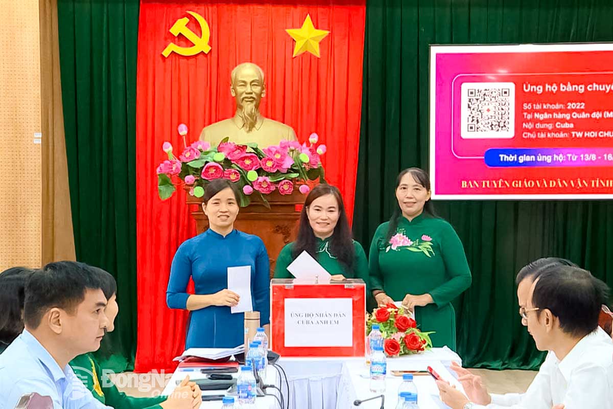 Lãnh đạo Ban Tuyên giáo và Dân vận Tỉnh ủy ủng hộ nhân dân Cuba. Ảnh: Phương Hằng

