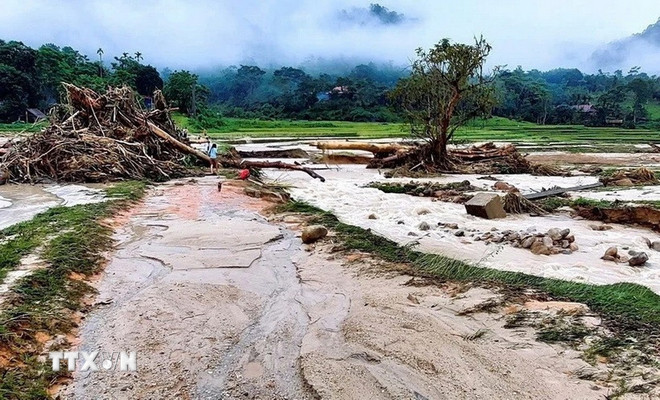 Cảnh báo cấp độ rủi ro thiên tai do lũ quét, sạt lở đất, sụt lún đất do mưa lũ. (Ảnh: TTXVN phát)
