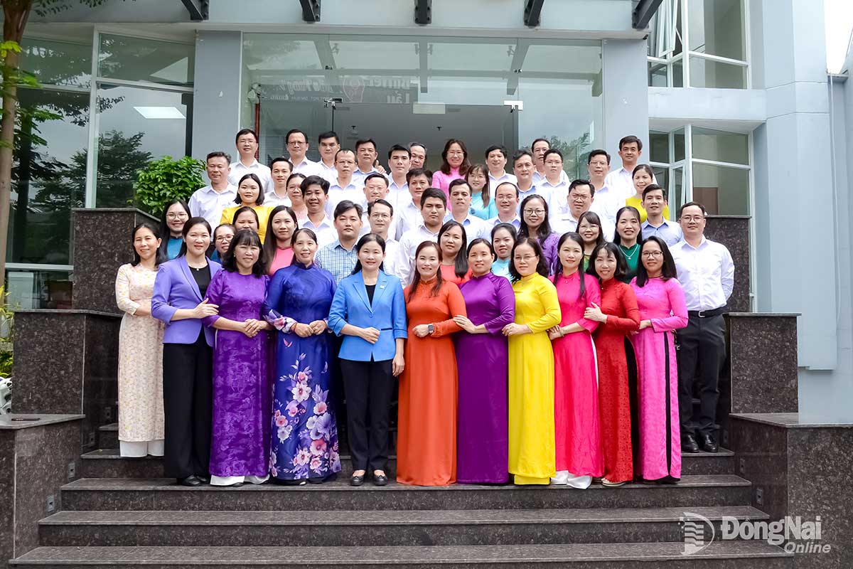 Đồng chí Tôn Ngọc Hạnh, Ủy viên dự khuyết Trung ương Đảng, Phó Bí thư Thường trực Tỉnh ủy, Chủ tịch HĐND tỉnh chụp ảnh lưu niệm với Ban Tuyên giáo và Dân vận Tỉnh ủy. Ảnh: Phương Hằng