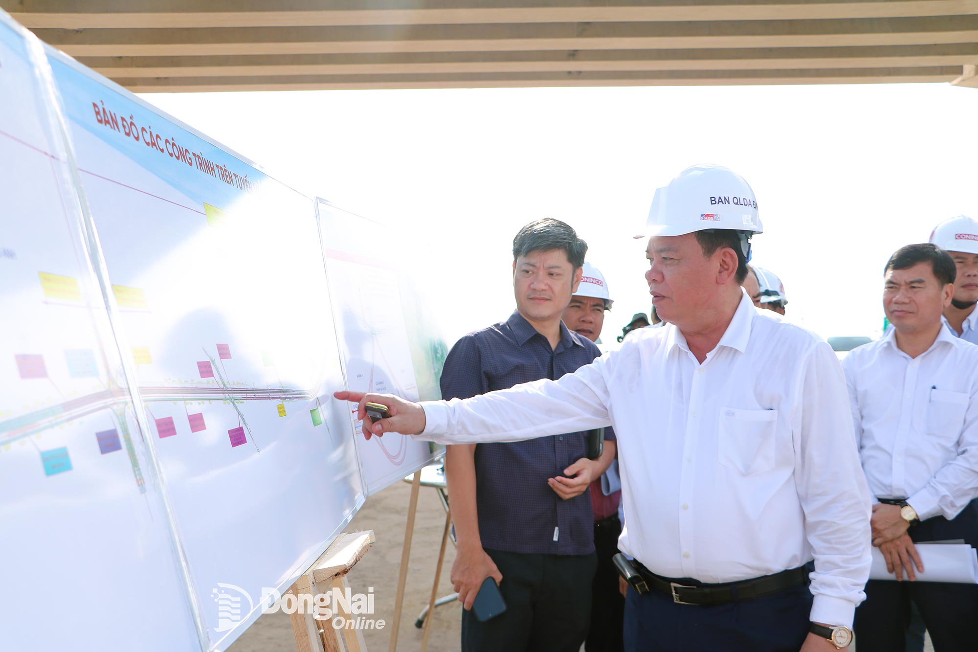 Vice Secretary of the Provincial Party Committee, Chairman of the Provincial Peoples Committee Vo Tan Duc inspects the Ho Chi Minh City’s Ring Road 3 Project. Photo: Pham Tung

