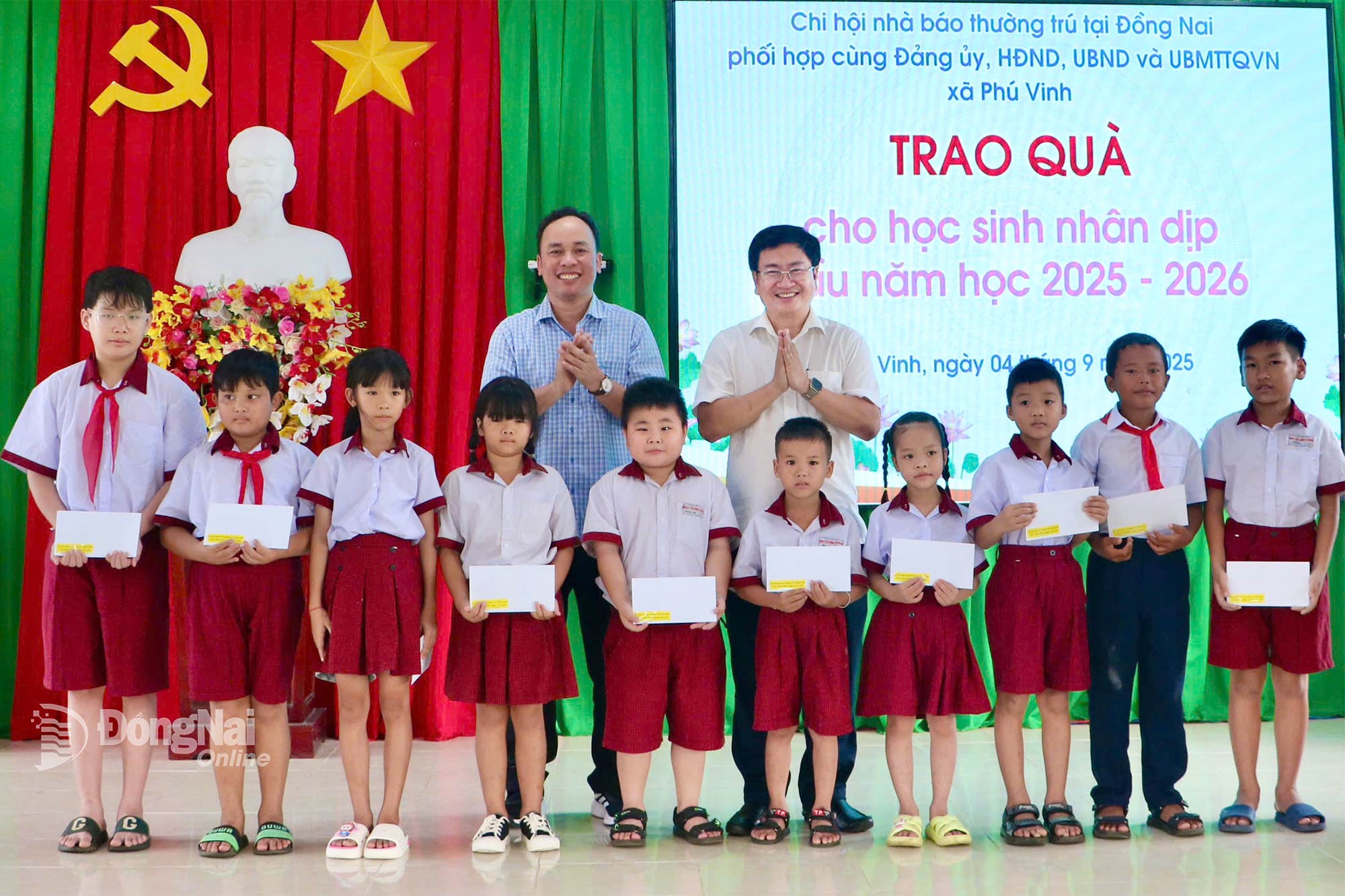 Journalist Nguyen Thien Vuong, Secretary of the Branch, Head of Nhan Dan Newspapers Representative Office in Dong Nai, and Secretary of the Phu Vinh Communal Party Committee Dao Van Tuan present gifts to students. Photo: Minh Tue

