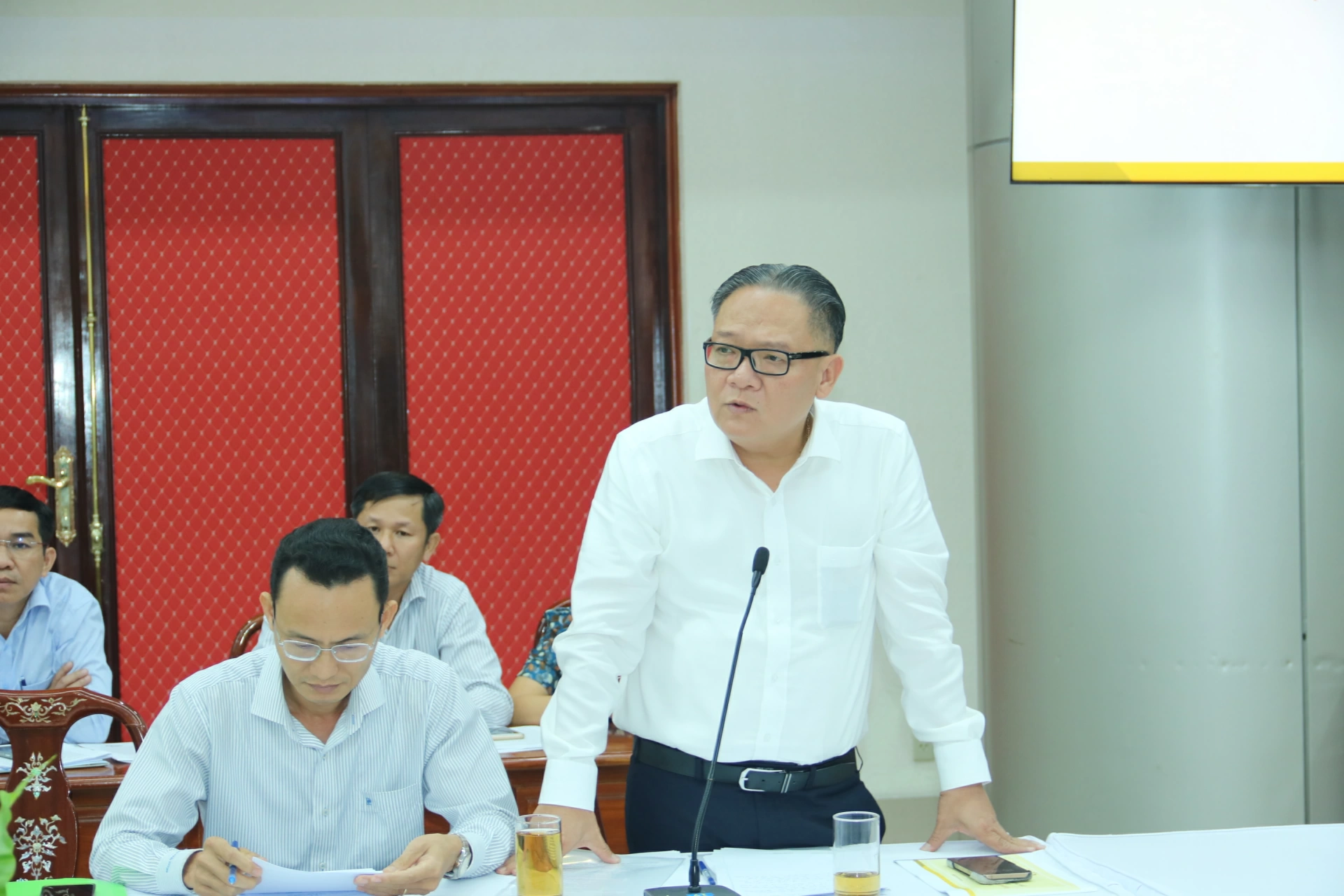 Phó chủ tịch UBND tỉnh Nguyễn Kim Long nêu ý kiến tại cuộc họp. Ảnh: Vương Thế

 