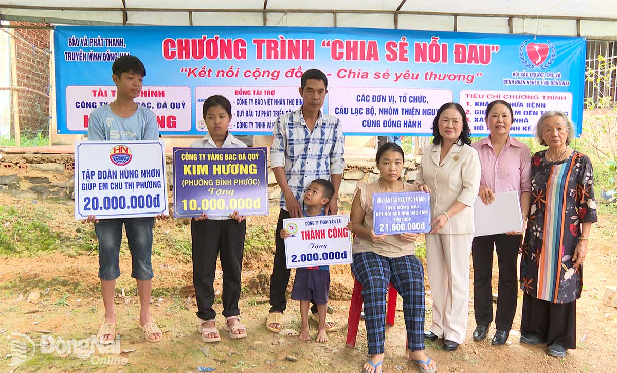Representatives of the Sponsoring Association for the Disabled, Orphans and Poor Patients of Dong Nai Province present a symbolic board of support funds from co-sponsors. Photo: Phu Quy