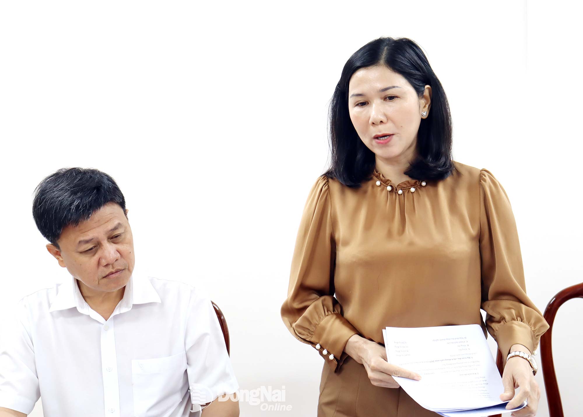 Tong Thi Hang, Director of the Dong Nai Provincial Agriculture and Environment Fund, reports to the provincial Peoples Committee leaders at the working session. Photo: Hoang Loc