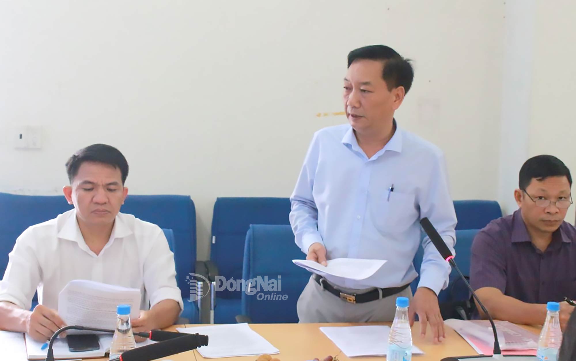 Nguyen Van Canh, Director of Dong Nai Employment Service Center, reported at the working session. Photo: N.Hoa

