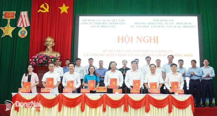 Party Committee of Binh Long Rubber Company Limited signs coordination regulations with communes and wards