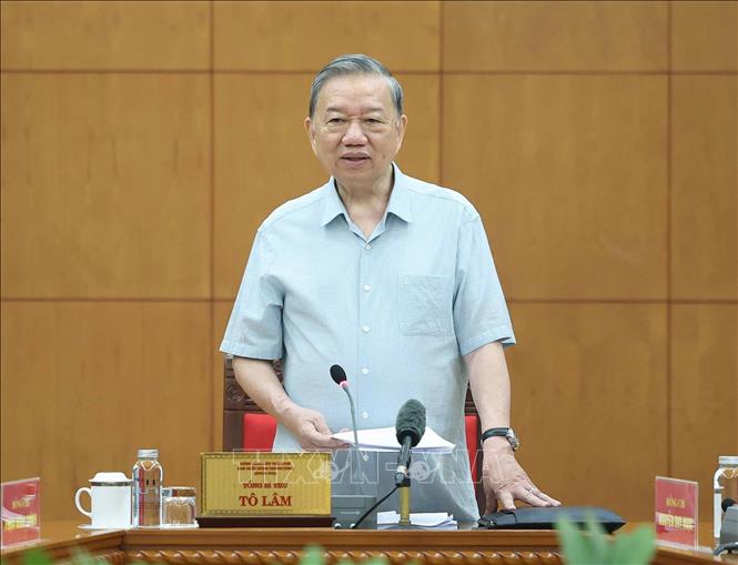 Tổng Bí thư Tô Lâm nhấn mạnh, các nội dung đưa ra trao đổi đều là những vấn đề lớn, khó, đòi hỏi sự tập trung trí tuệ, tâm huyết, bảo đảm giải quyết được cơ bản những khó khăn, vướng mắc trên thực tiễn và tính đồng bộ, thống nhất của hệ thống pháp luật, hướng tới mở đường, khơi thông mọi nguồn lực, đưa thể chế, pháp luật trở thành lợi thế cạnh tranh, động lực mạnh mẽ cho phát triển - Ảnh: TTXVN