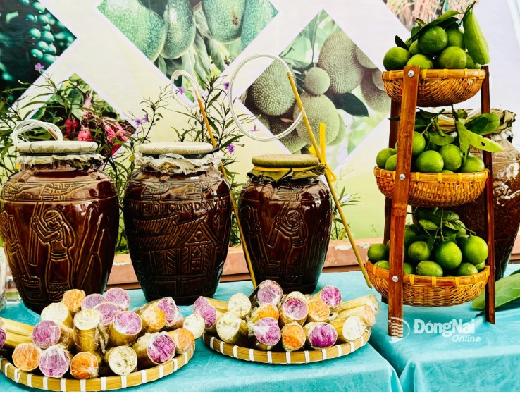 Booth introduces Can wine and bamboo rice at the 1st Congress of Bu Gia Map Commune Party Committee, term 2025-2030