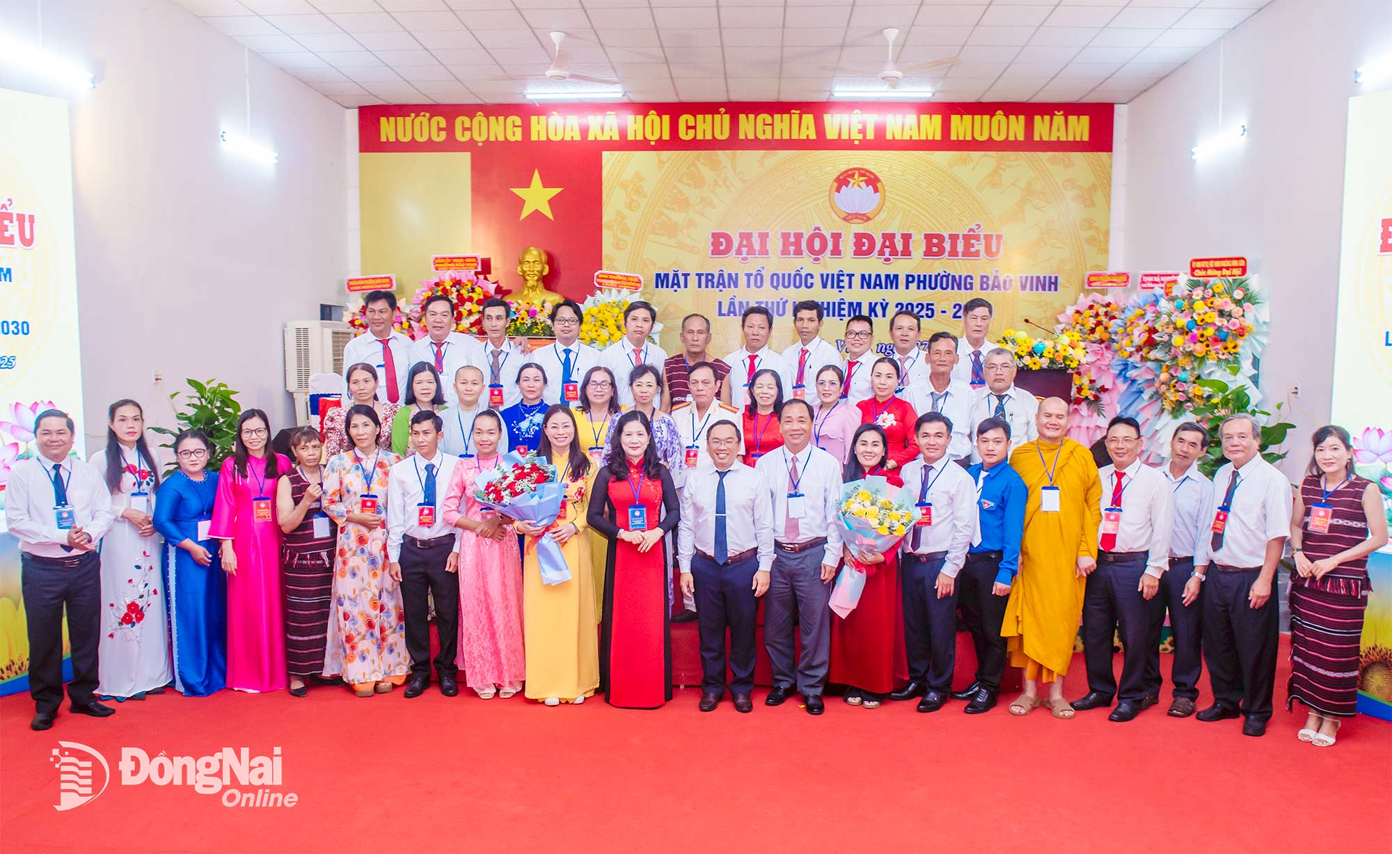 Tỉnh ủy viên, Phó Chủ tịch Ủy ban MTTQ Việt Nam tỉnh, Bí thư Tỉnh đoàn Đồng Nai Nguyễn Minh Kiên và lãnh đạo địa phương chúc mừng các Ủy viên Ủy ban MTTQ Việt Nam phường Bảo Vinh nhiệm kỳ 2025-2030. Ảnh: Hương Lan