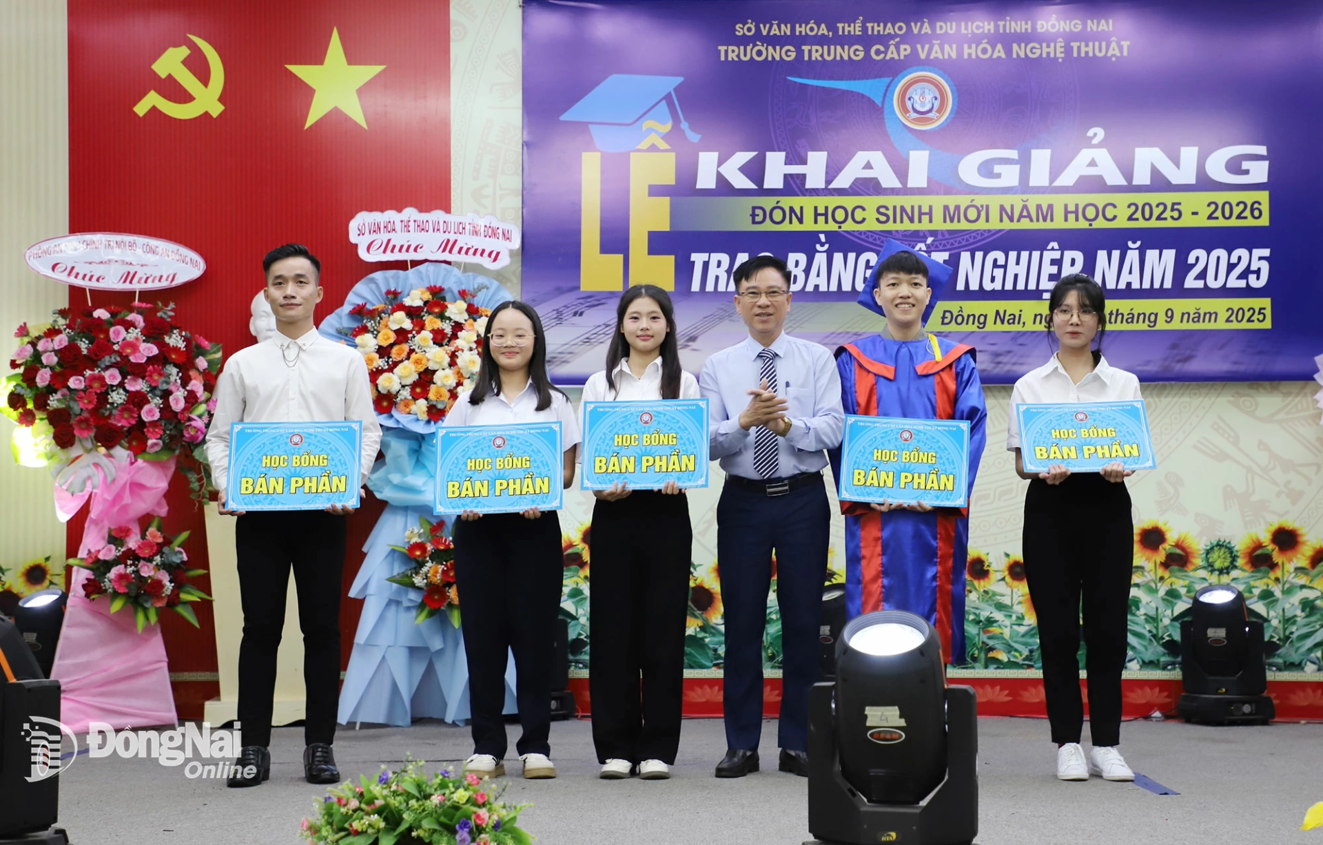 Phó Giám đốc Sở Văn hóa, Thể thao và Du lịch tỉnh Đồng Nai Nguyễn Khắc Vĩnh trao học bổng bán phần cho học sinh nhà trường. Ảnh: My Ny
