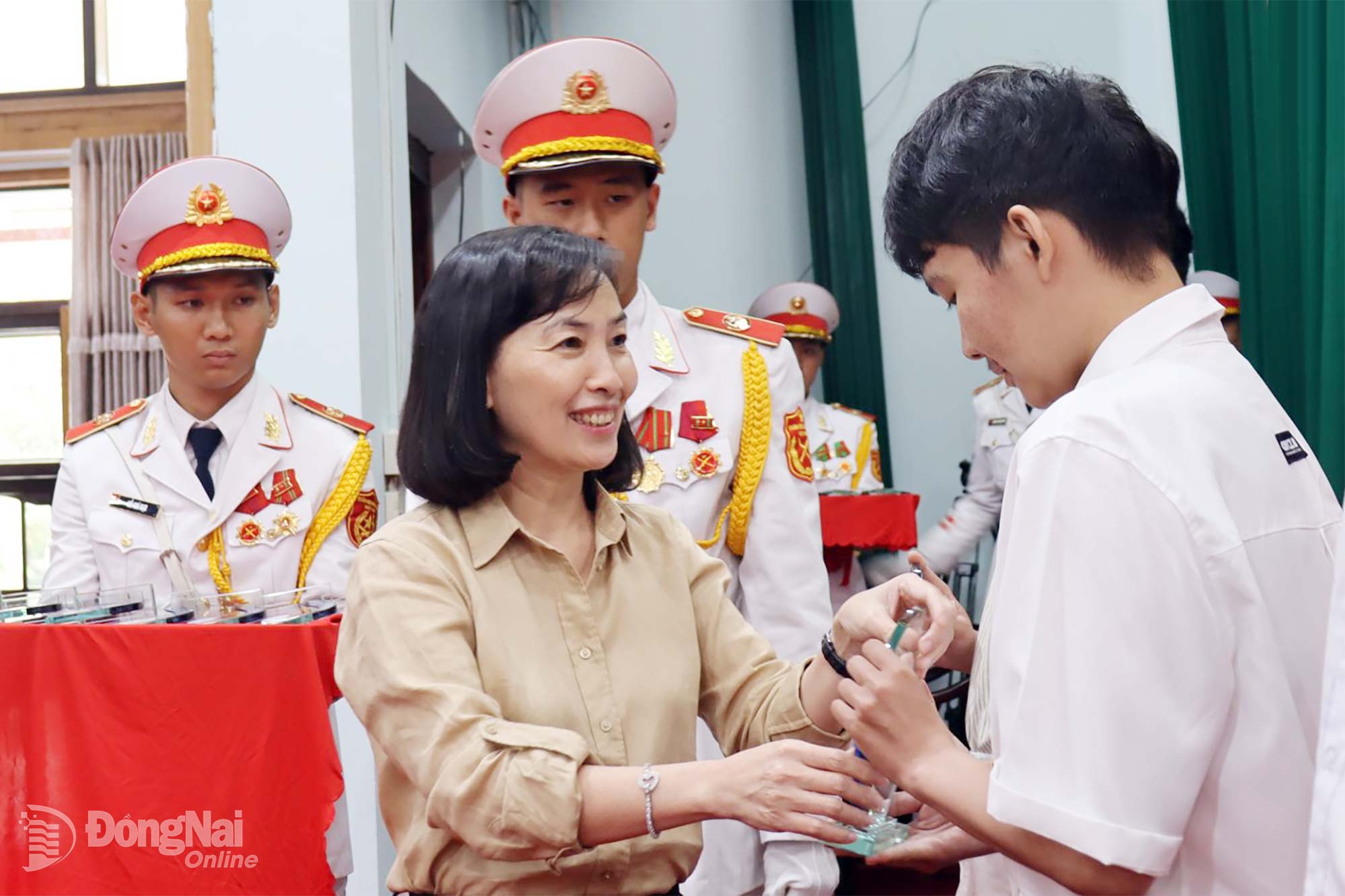 Provincial Party Committee Member, Director of the Department of Education and Training Truong Thi Kim Hue commends the successful candidates. Photo: Nguyet Ha