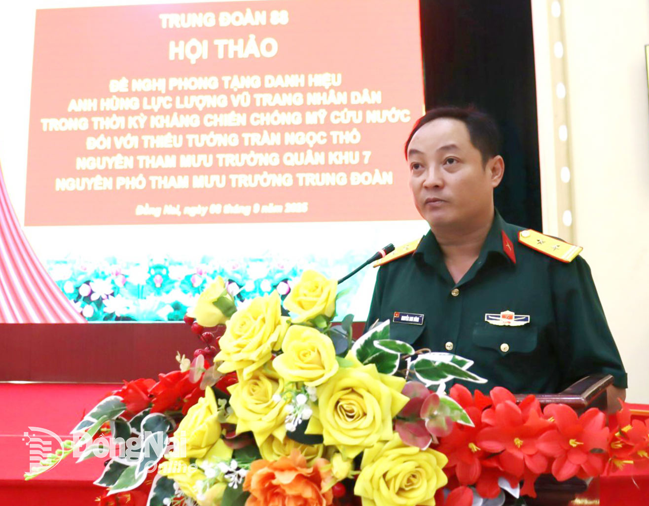 Trung tá Nguyễn Anh Dũng, Bí thư Đảng ủy, Chính ủy Trung đoàn 88 phát biểu khai mạc hội thảo. Ảnh: Nguyệt Hà

