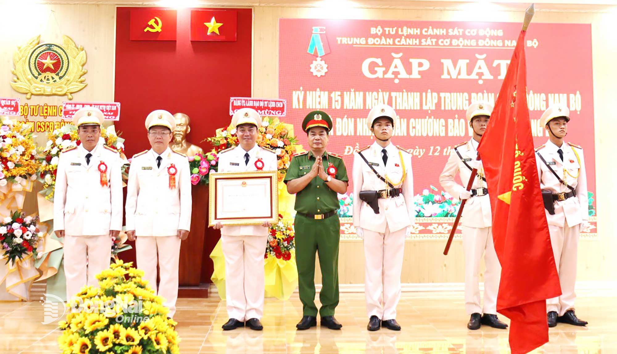 Thiếu tướng Phùng Văn Chiến, Ủy viên Thường vụ Đảng ủy, Phó Tư lệnh Cảnh sát cơ động thừa ủy quyền của Chủ tịch nước trao tặng Huân chương Bảo vệ Tổ quốc hạng Ba cho đơn vị. Ảnh: Nguyệt Hà