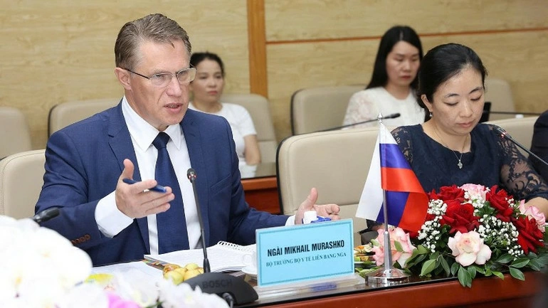 Bộ trưởng Y tế Liên bang Nga Mikhail Murashko trao đổi tại buổi hội đàm.

