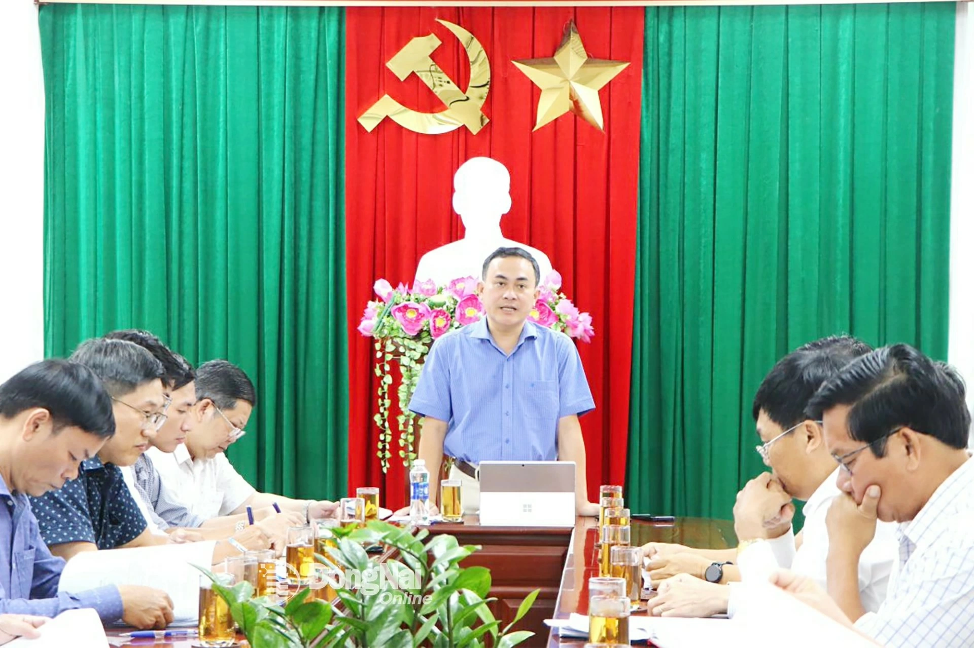 Le Truong Son, Member of the Provincial Party Standing Committee and Vice Chairman of the Dong Nai Provincial Peoples Committee, delivers a directive speech at the working session. Photo: Ngoc Lien