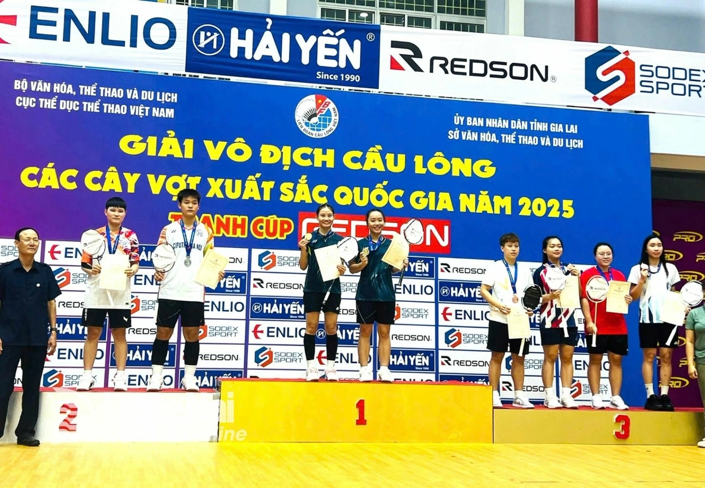 The pair Do Thi Phuong Mai and Dao Khanh Linh receives the bronze medal in the women’s doubles. Photo: Courtesy of the unit