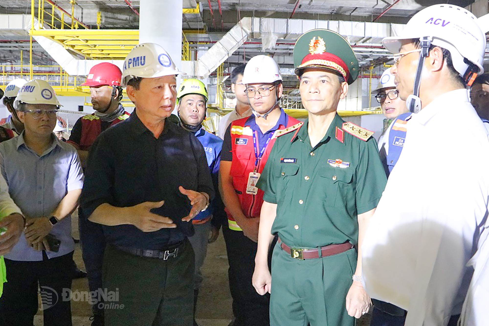Deputy Prime Minister Tran Hong Ha talks with relevant units at the construction site of the passenger terminal at Long Thanh Airport. Photo: Pham Tung