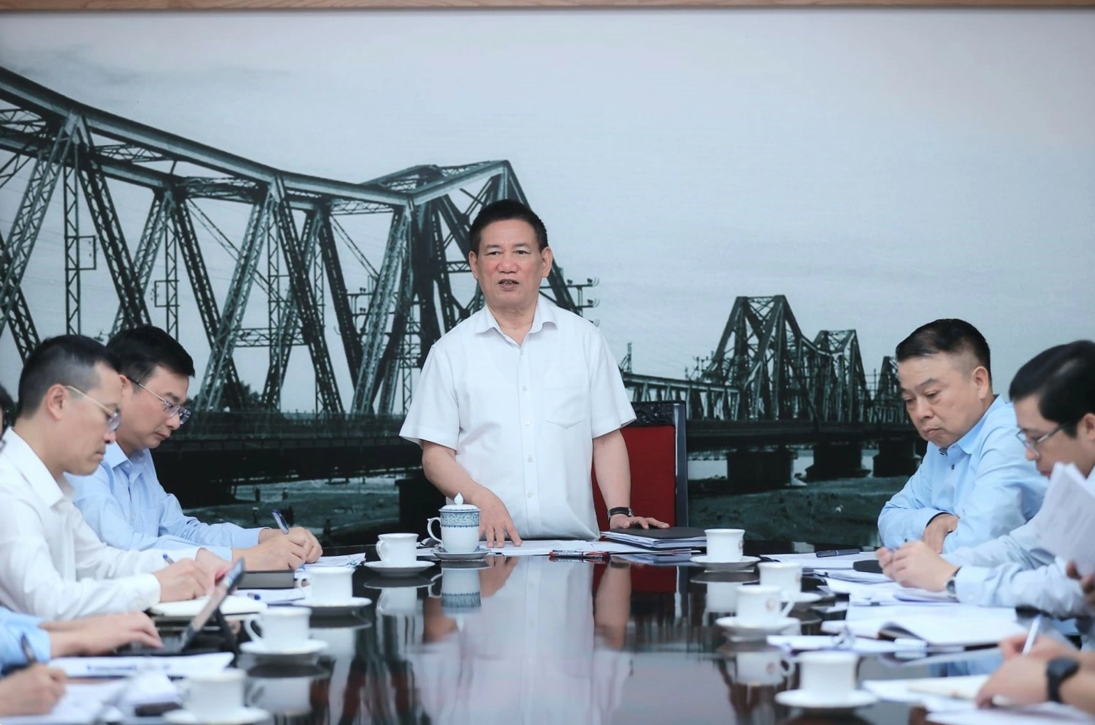 Phó Thủ tướng Hồ Đức Phớc đề nghị Ngân hàng Nhà nước Việt Nam mở ngay trang thông tin điện tử về giá vàng để minh bạch giá vàng; nghiên cứu để thành lập sàn vàng; trong tháng 9 phải ban hành thông tư hướng dẫn Nghị định 232/2025/NĐ-CP…