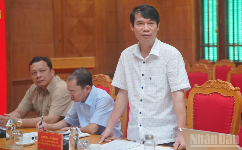 Đồng chí Nguyễn Đăng Tiến, Phó Chánh Văn phòng Thường trực Đảng ủy các cơ quan Đảng Trung ương giải đáp câu hỏi phóng viên các cơ quan báo chí.