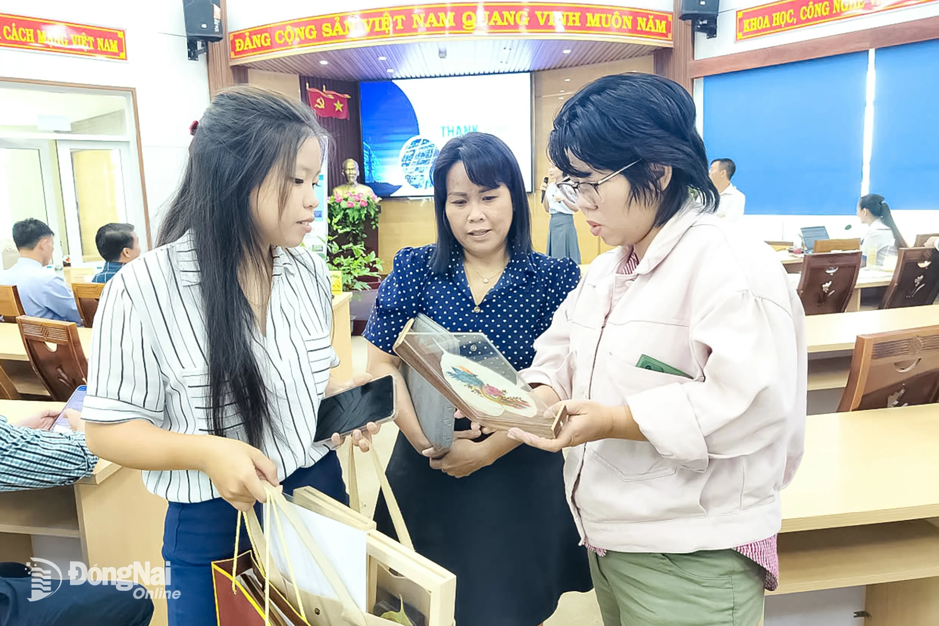 Sản phẩm tranh thêu của Dự án Nghệ thuật số hóa thêu lá bồ đề.