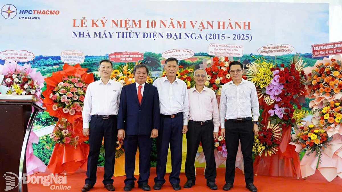 Leaders of My Hung Tay Nguyen JSC take a photo with representatives from Vietnam Electricity Group (EVN) and Thac Mo Hydropower JSC across generations. Photo: Ngoc Bich