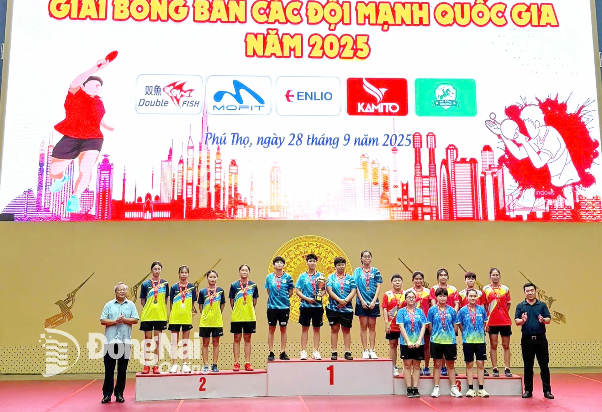 Đội nữ Đồng Nai (áo đỏ) trên bục nhận huy chương đồng nội dung đồng đội nữ. Ảnh: ĐVCC