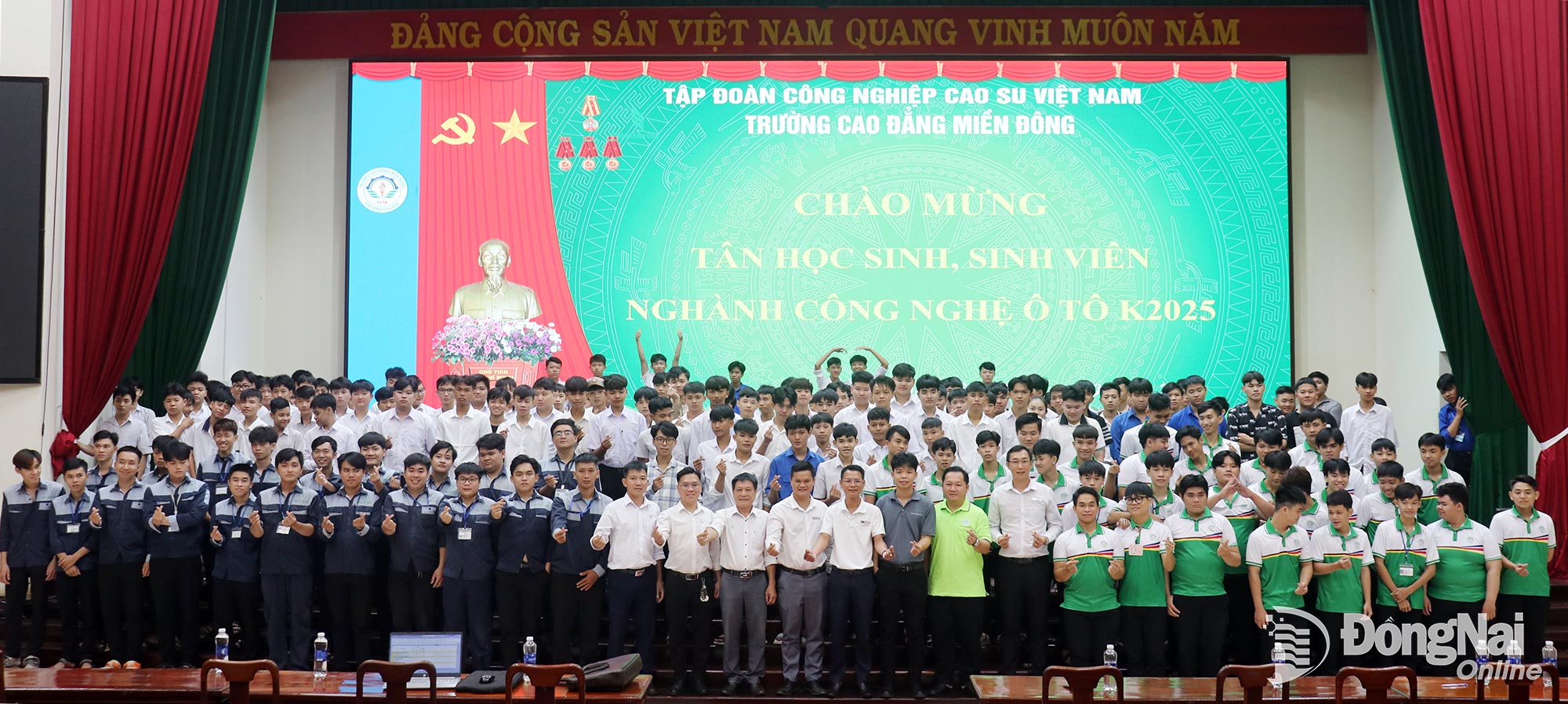 Students of 8 majors and 4 faculties under the college and intermediate programs were given quick information on the training programs and study orientation by their instructors. Photo: Duy Khanh