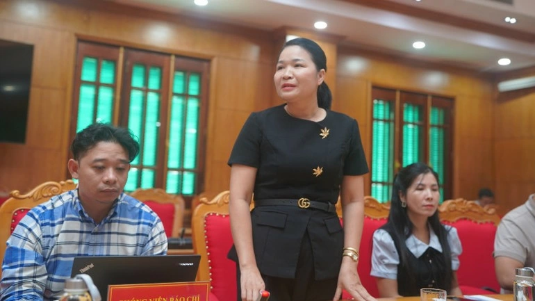 Phóng viên Hiền Hòa , Cổng thông tin điện tử Đảng Cộng sản Việt Nam đặt câu hỏi tại họp báo.