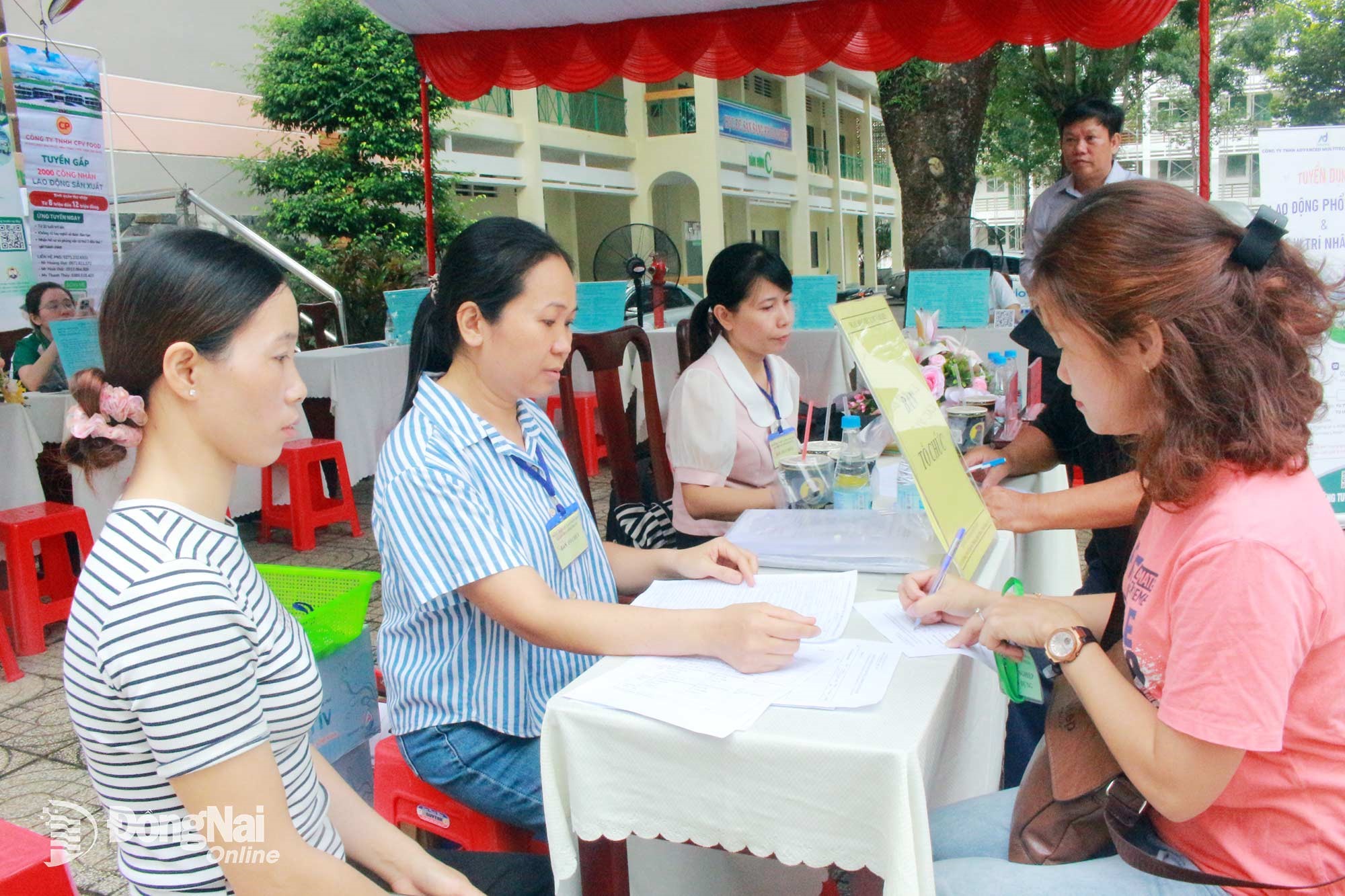 Staff from the Dong Nai Employment Service Center record job information and vacancies from participating companies at the fair. Photo: N. Hoa 