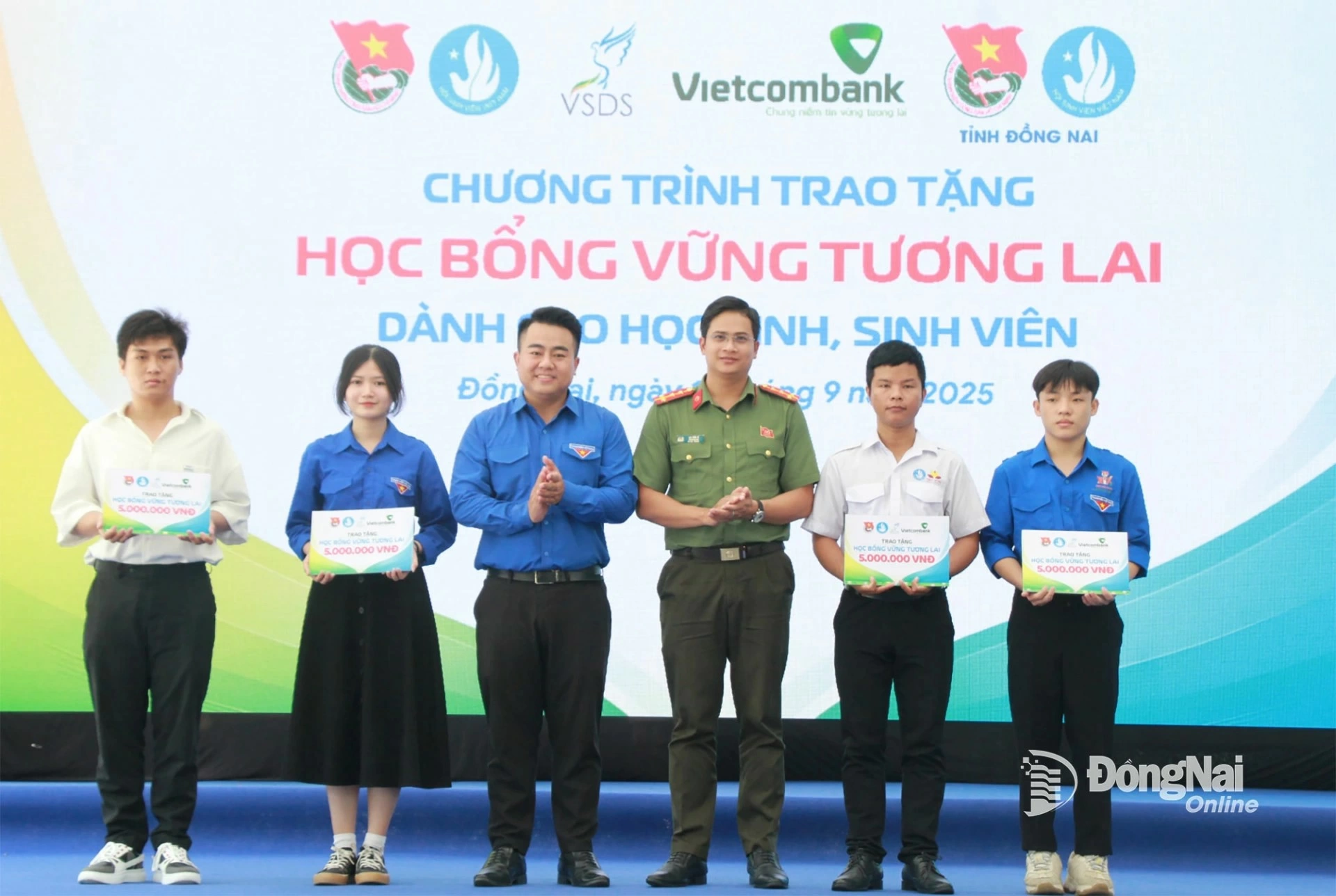 Four students are awarded Type B scholarships. Photo: Nga Son