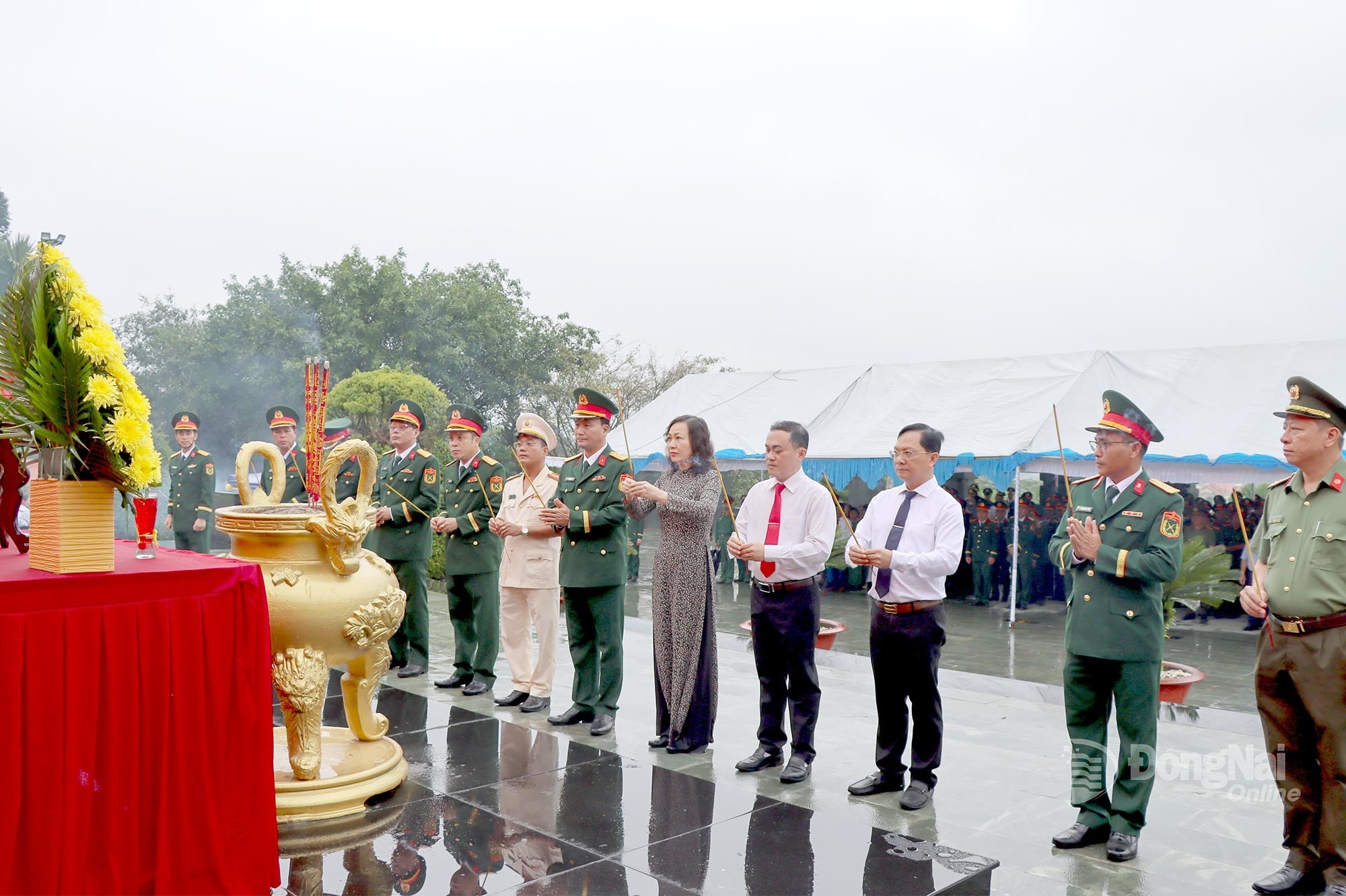 The provincial leaders and armed forces delegation offer flowers and incense at the monument in the Provincial Martyrs Cemetery. Photo: Truong Hien
