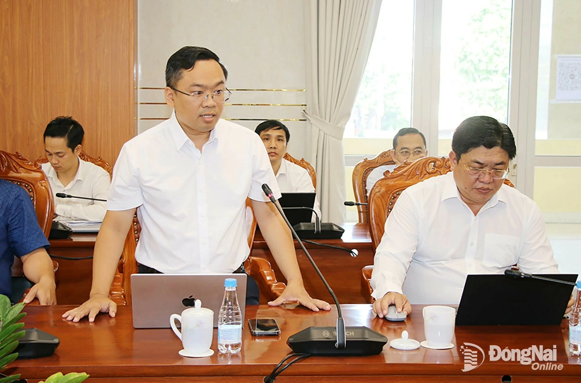 Member of the Provincial Party Committee, Vice Chairman of the Vietnam Fatherland Front Committee of Dong Nai Province, and Secretary of the Provincial Youth Union, Nguyen Minh Kien, speaks at the meeting. Photo: Hai Quan