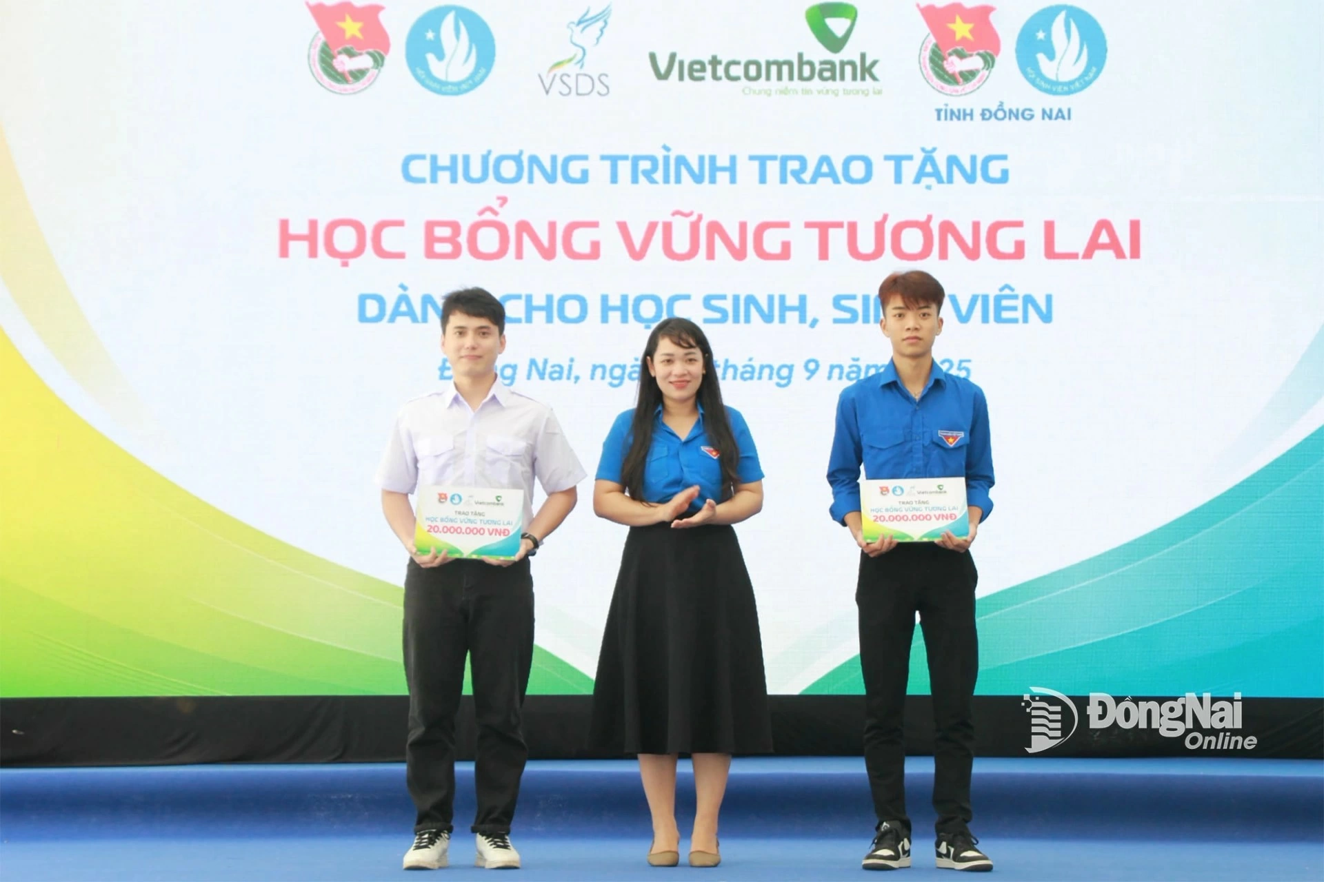 Nguyen Tran Phuong Ha, Deputy Secretary of the Dong Nai Provincial Youth Union, presents Type A scholarships to two recipients. Photo: Nga Son