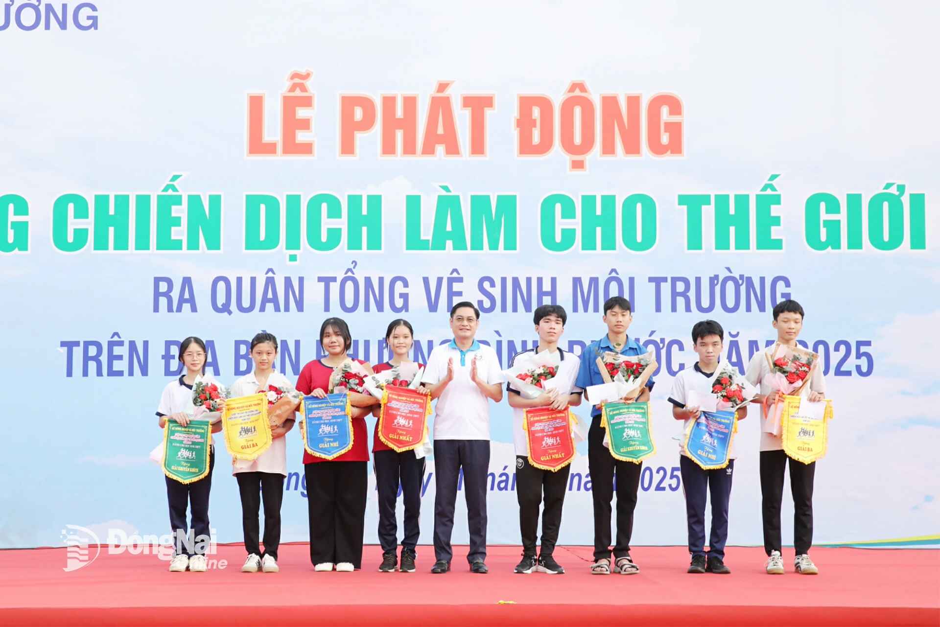 The organizers award prizes to athletes with high achievements in the running contest, held in response to the “Clean up the world” campaign. Photo: Truong Hien