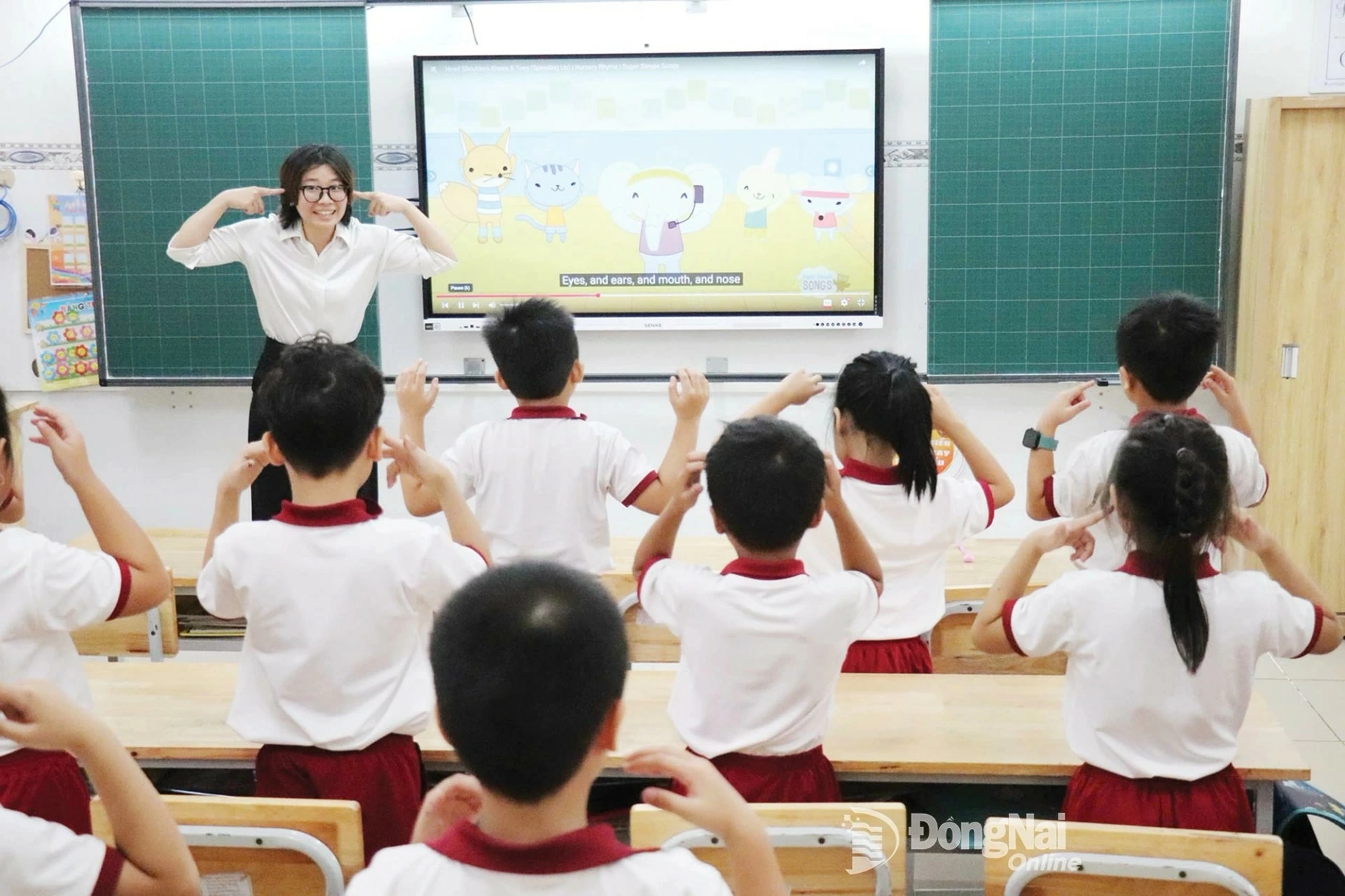 In addition to its internal staff, An Hao Primary School has invited qualified teachers from other institutions to participate in the program. In the photo: Trinh Thi Mai Anh from Tran Quoc Tuan primary school (Tam Hiep ward), who holds a C1 English certificate and currently teaches Math and Science in English to An Hao students