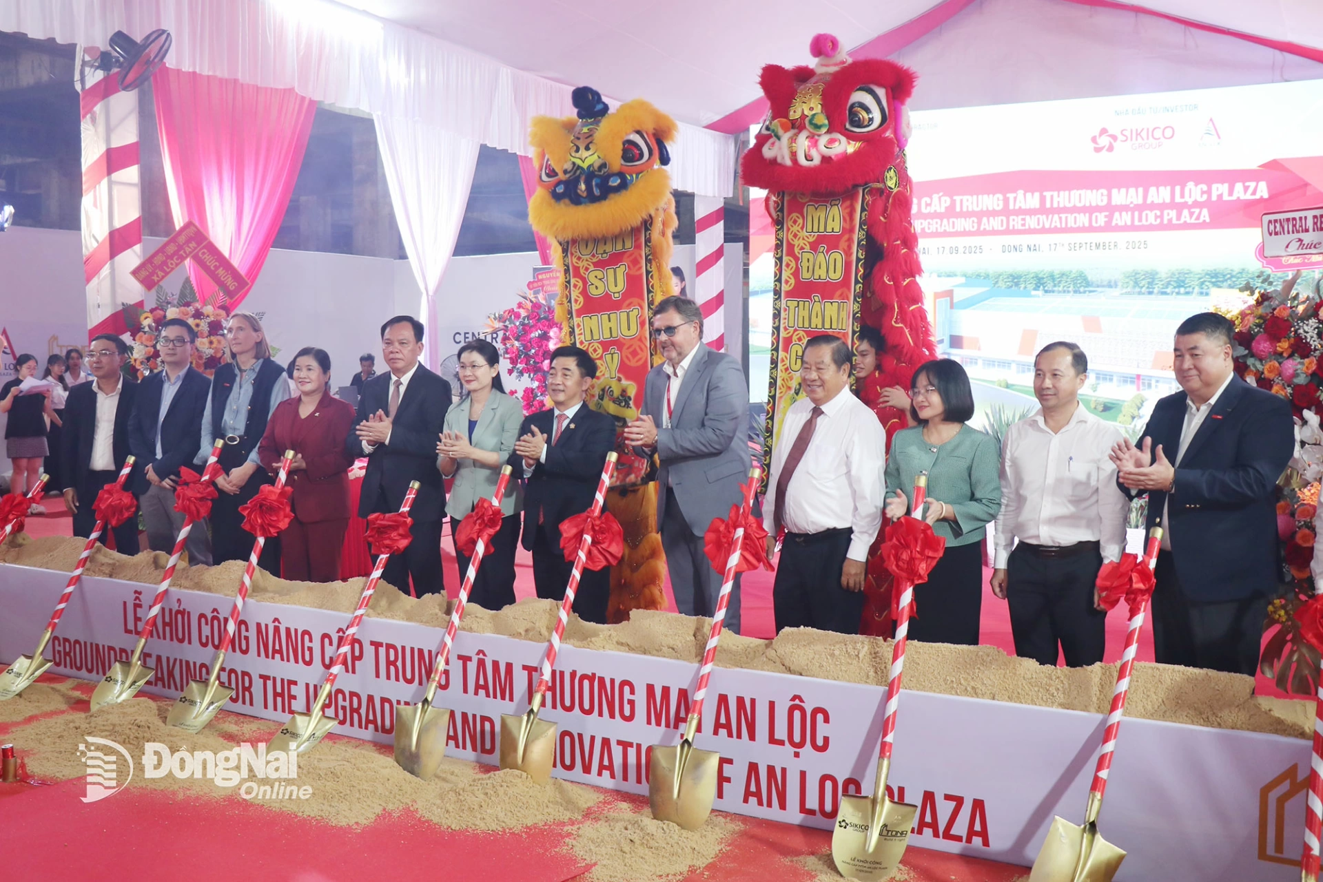 Các đại biểu thực hiện nghi thức khởi công nâng cấp Trung tâm Thương mại An Lộc Plaza. Ảnh: Xuân Túc
