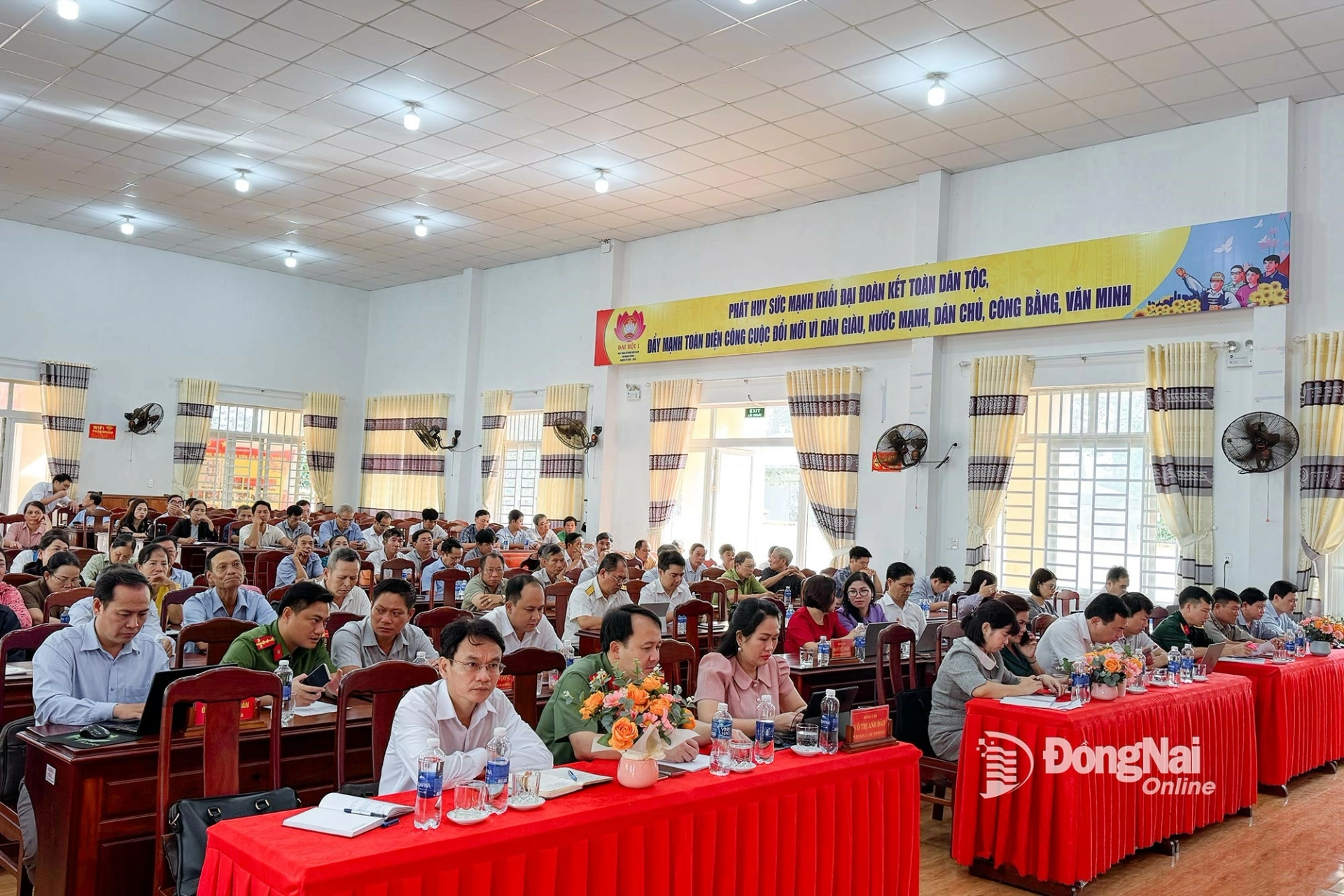 
NA deputies and voters of Nghia Trung commune attend the meeting. Photo: Ngoc Thuan