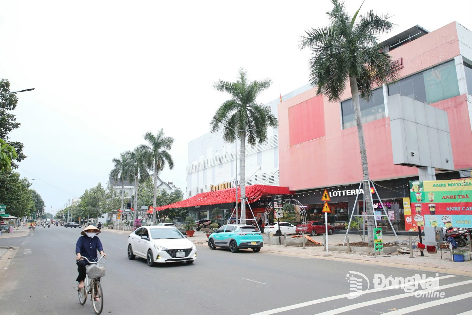 Với hệ thống đường giao thông được đầu tư đồng bộ, phường Đồng Xoài có nhiều điều kiện phát triển kinh tế - xã hội. Ảnh: Trương Hiện