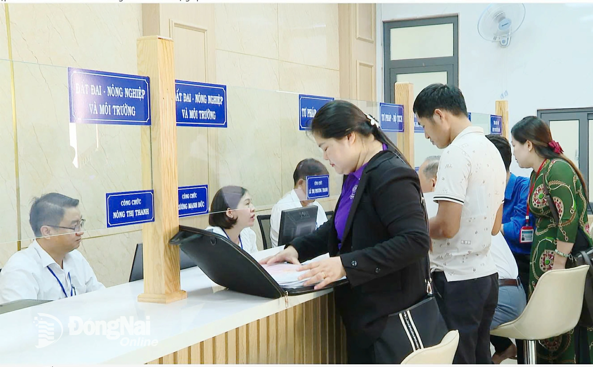 Phường Đồng Xoài nâng cao hiệu lực, hiệu quả hoạt động của hệ thống chính trị, phục vụ người dân và doanh nghiệp tốt nhất. Ảnh: Trương Hiện .Trong ảnh: Người dân giải quyết thủ tục hành chính tại Trung tâm Phục vụ hành chính công phường Đồng Xoài. Ảnh: Trương Hiện