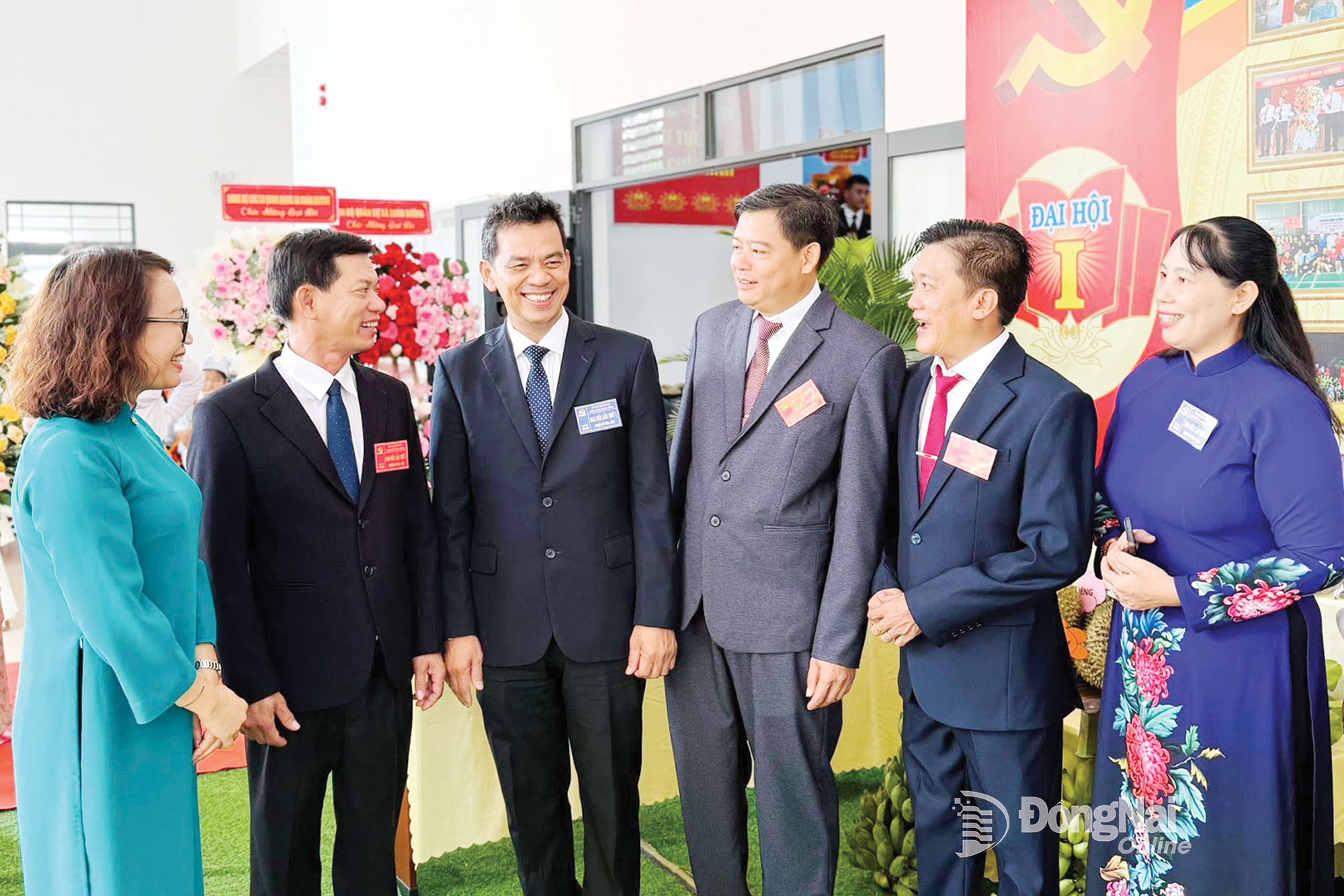 Đồng chí  Trần Trung Nhân (thứ 3 từ trái qua), Ủy viên Ban Thường vụ Tỉnh ủy, Chủ nhiệm Ủy ban Kiểm tra Tỉnh ủy và các đại biểu trao đổi tại Đại hội Đại biểu Đảng bộ xã Xuân Đường lần thứ I, nhiệm kỳ 2025-2030. Ảnh: C.T.V

