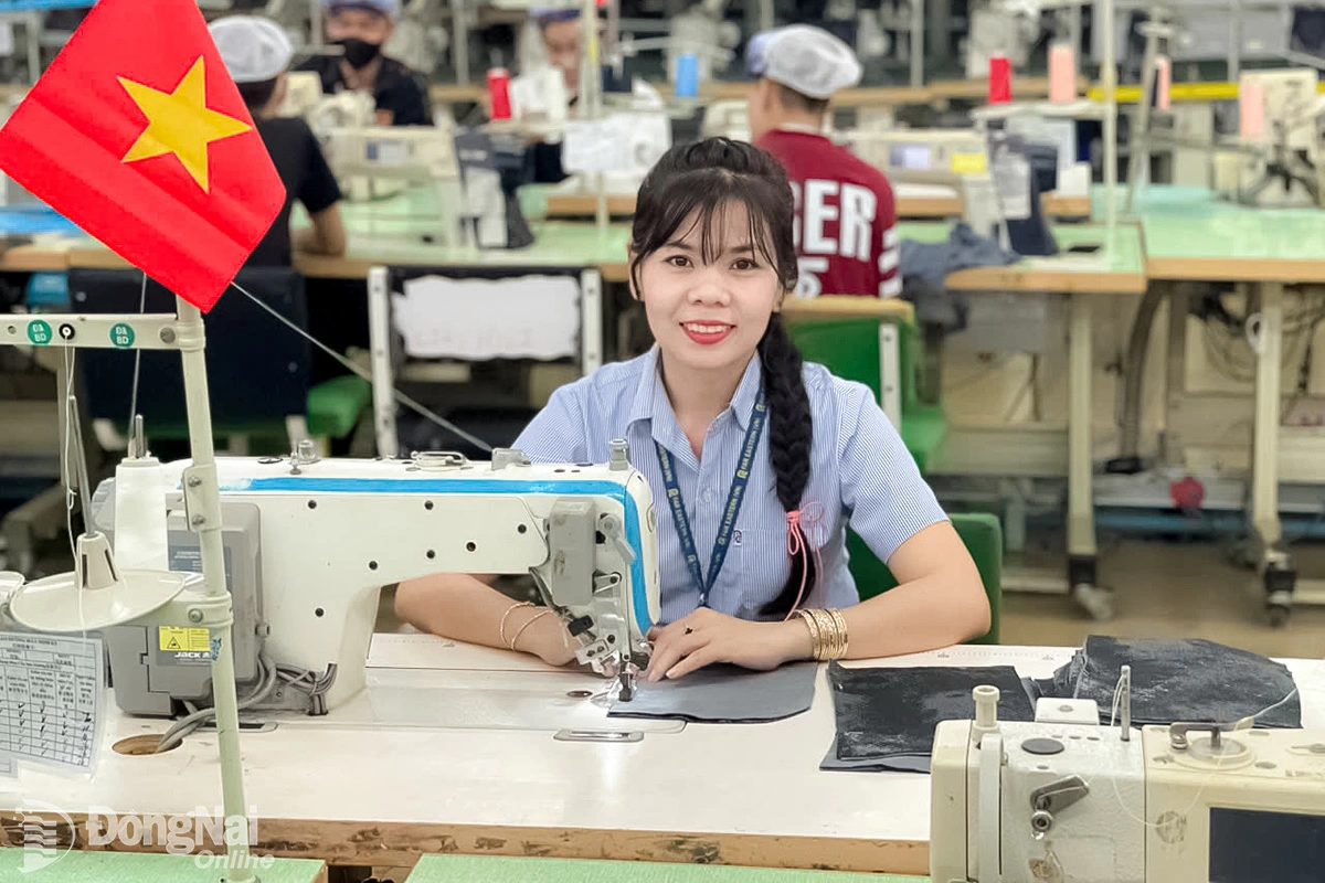 Công nhân Công ty
TNHH New Apparel
Far Eastern (Việt
Nam), xã Đồng
Phú, tỉnh Đồng Nai
thi đua lao động
sản xuất hướng về
Đại hội Đảng bộ
tỉnh Đồng Nai.