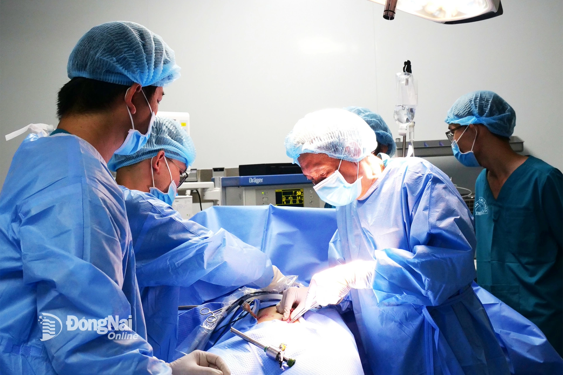 Doctors from the General Surgery Department, Thong Nhat General Hospital, perform laparoscopic surgery. Photo: Hanh Dung

