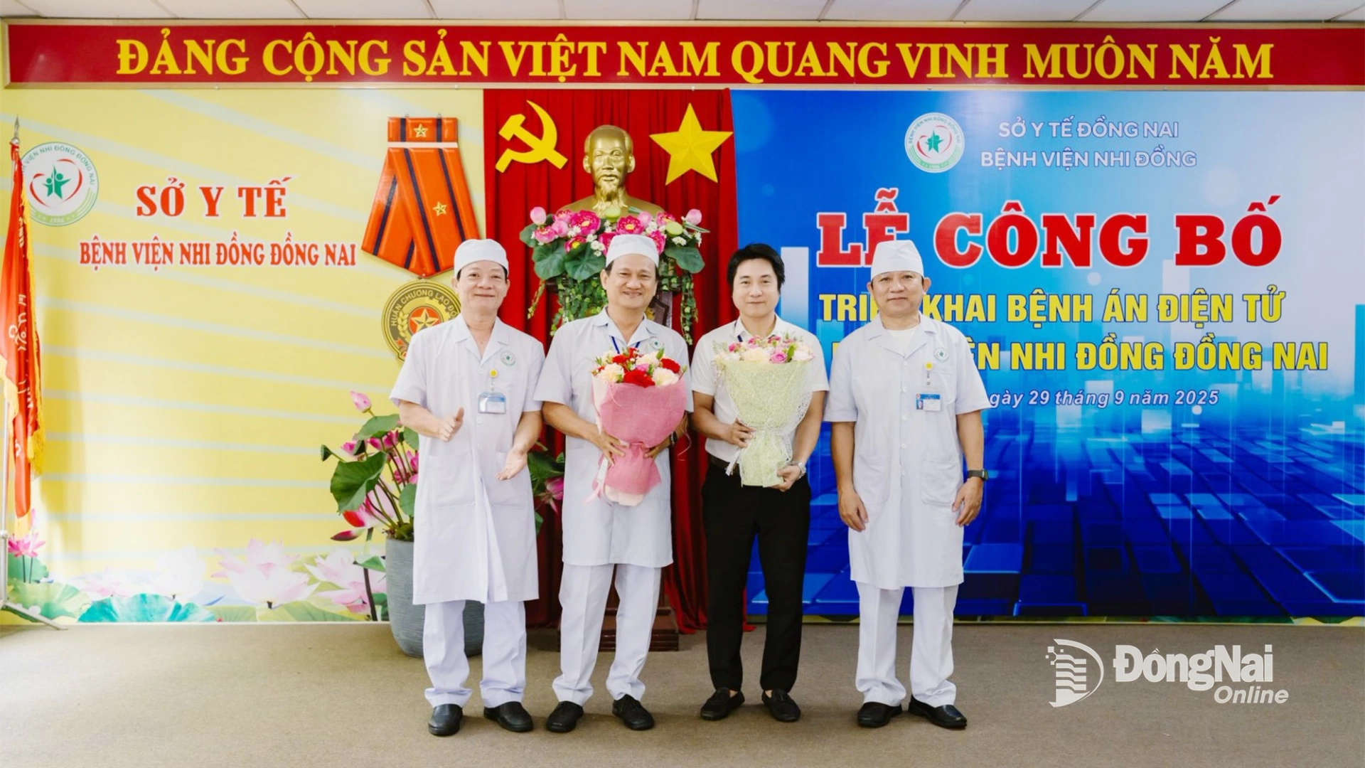 Ban Giám đốc Bệnh viện Nhi đồng Đồng Nai tặng hoa cho Phòng Công nghệ thông tin và Phòng Kế hoạch tổng hợp tại lễ công bố bệnh án điện tử. Ảnh: CTV
