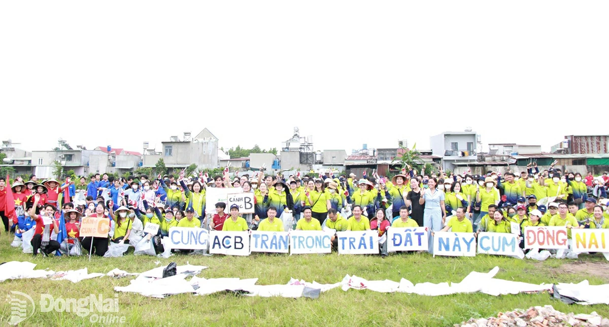 Đoàn viên, thanh niên và tình nguyện viên tham gia Ngày chủ nhật xanh tại phường Trảng Dài. Ảnh: Nga Sơn
