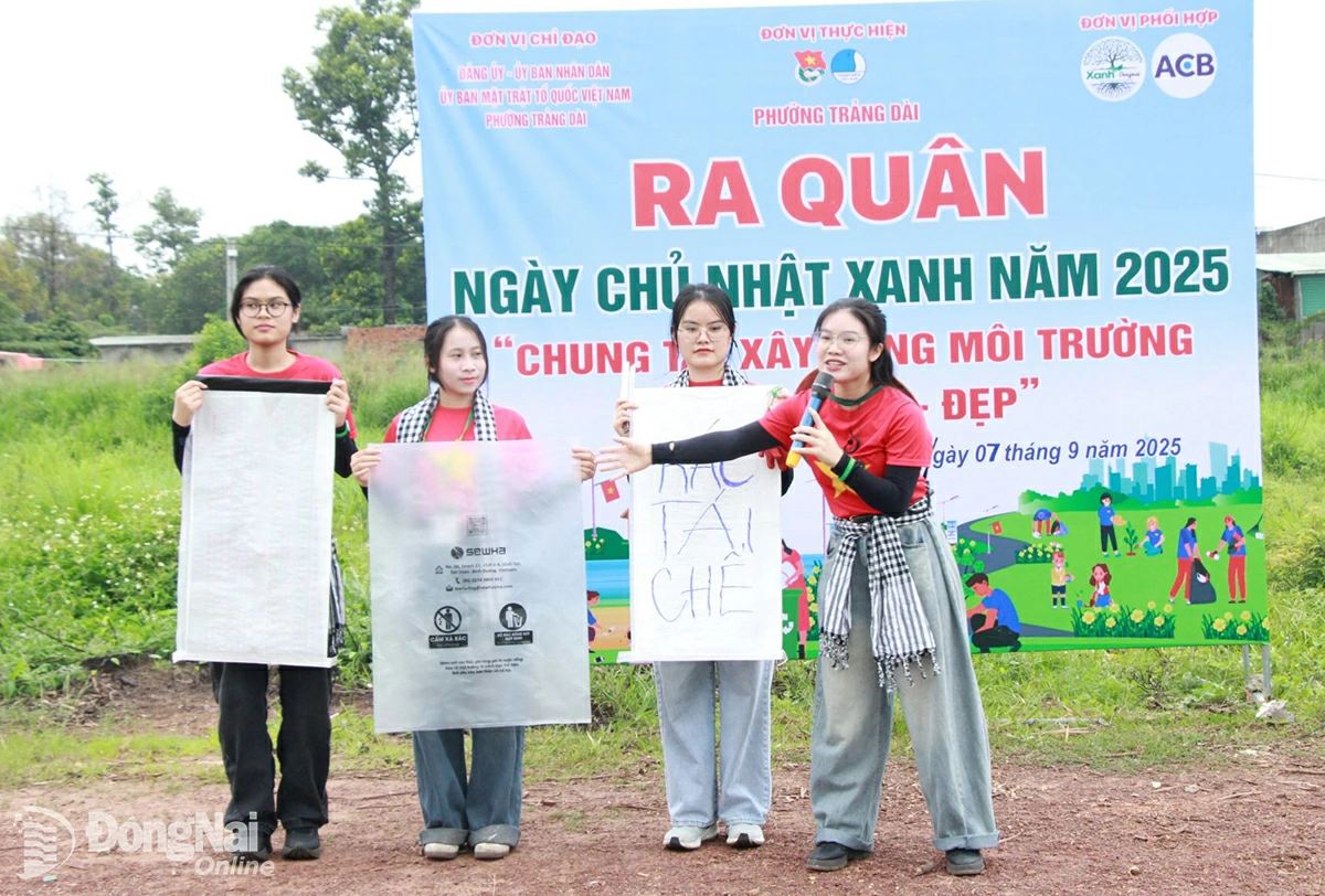 Chị Nguyễn Ngọc Ánh, thủ lĩnh Nhóm Xanh Việt Nam (bìa phải) hướng dẫn đoàn viên, thanh niên và tình nguyện viên phân loại rác khi thu gom. Ảnh: Nga Sơn
