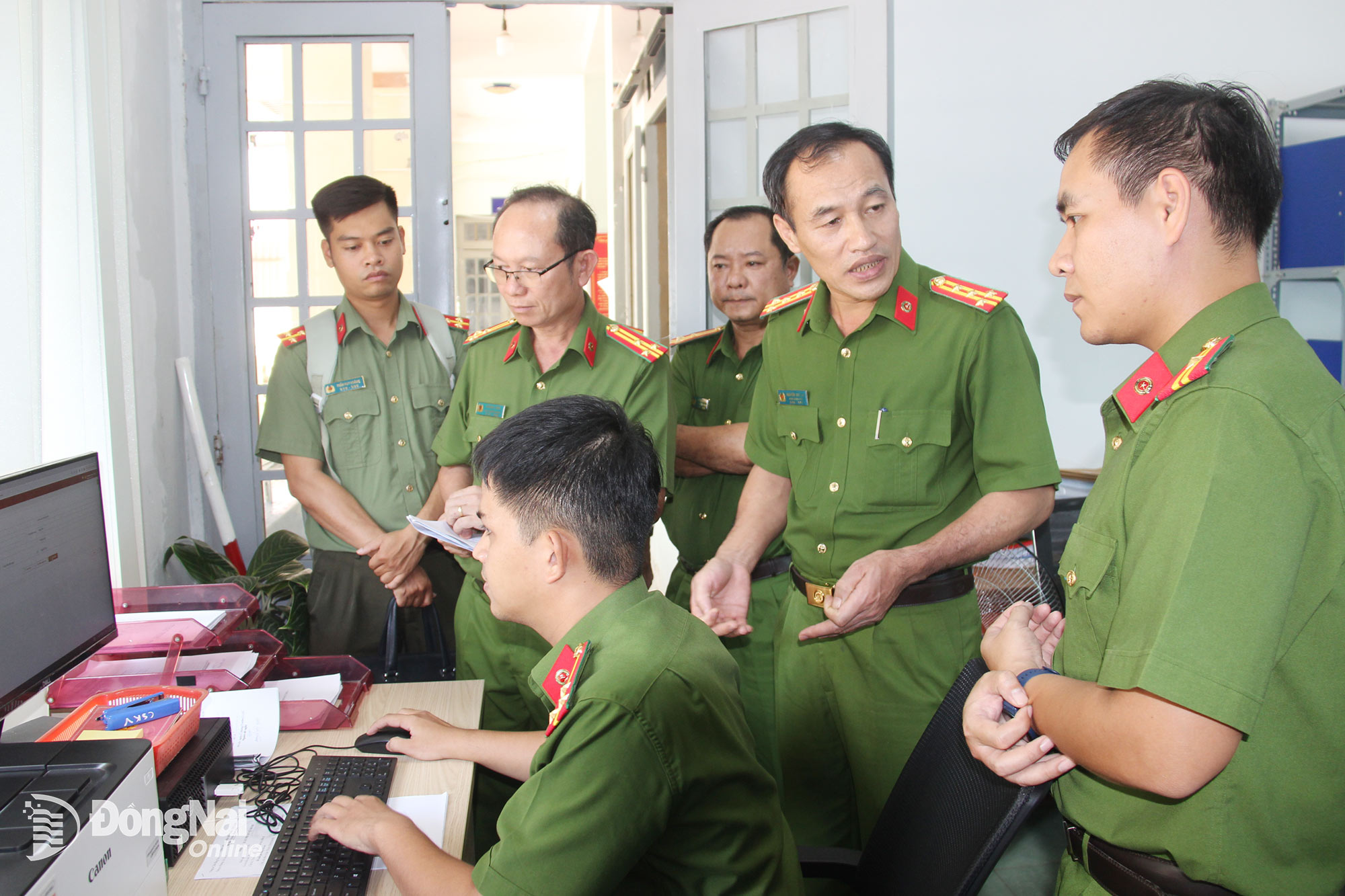 Colonel Nguyen Huy Hai (second from right), Deputy Director of the Provincial Police, inspected the actual situation at An Loc Ward Police Station. Photo: Tran Danh