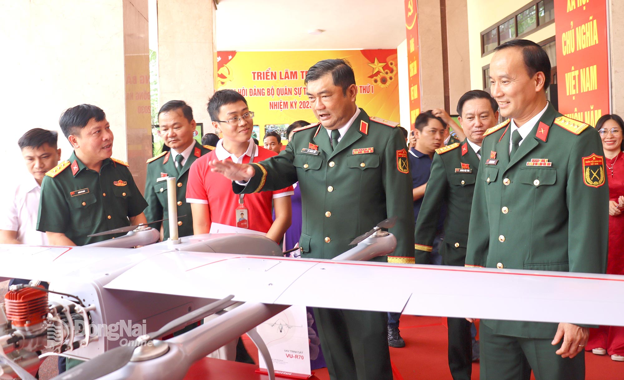 Lãnh đạo Quân khu 7, Đảng ủy Quân sự tỉnh tham quan các mô hình trưng bày tại Đại hội Đại biểu Đảng bộ Quân sự tỉnh lần thứ I, nhiệm kỳ 2025-2030.